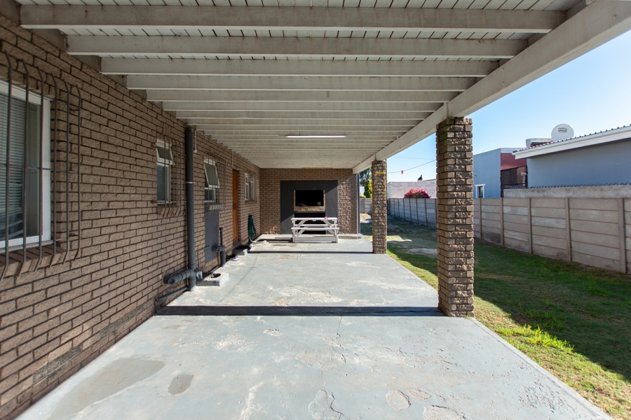 4 Bedroom Property for Sale in Middedorp Western Cape